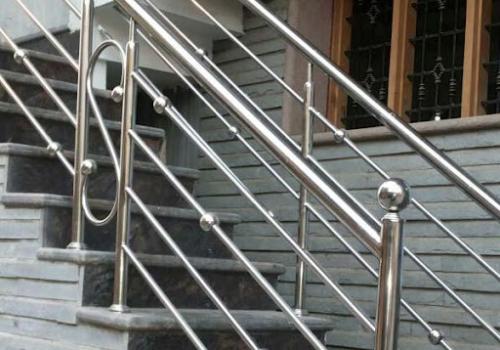 How Steel Railing Manufacturers Are Revolutionizing Safety Standards